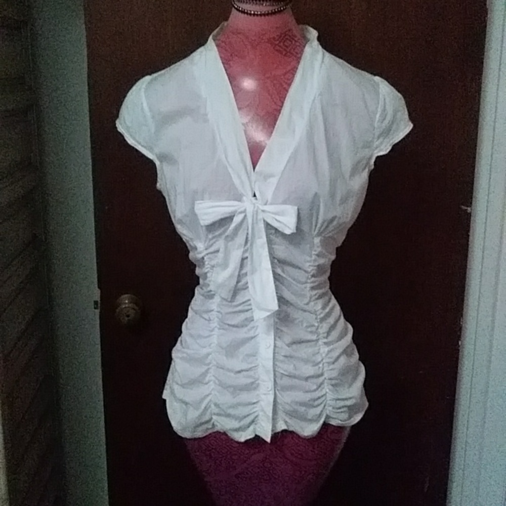 WHITE CHARLOTTE RUSSE FITTED/ROUCHED BLOUSE